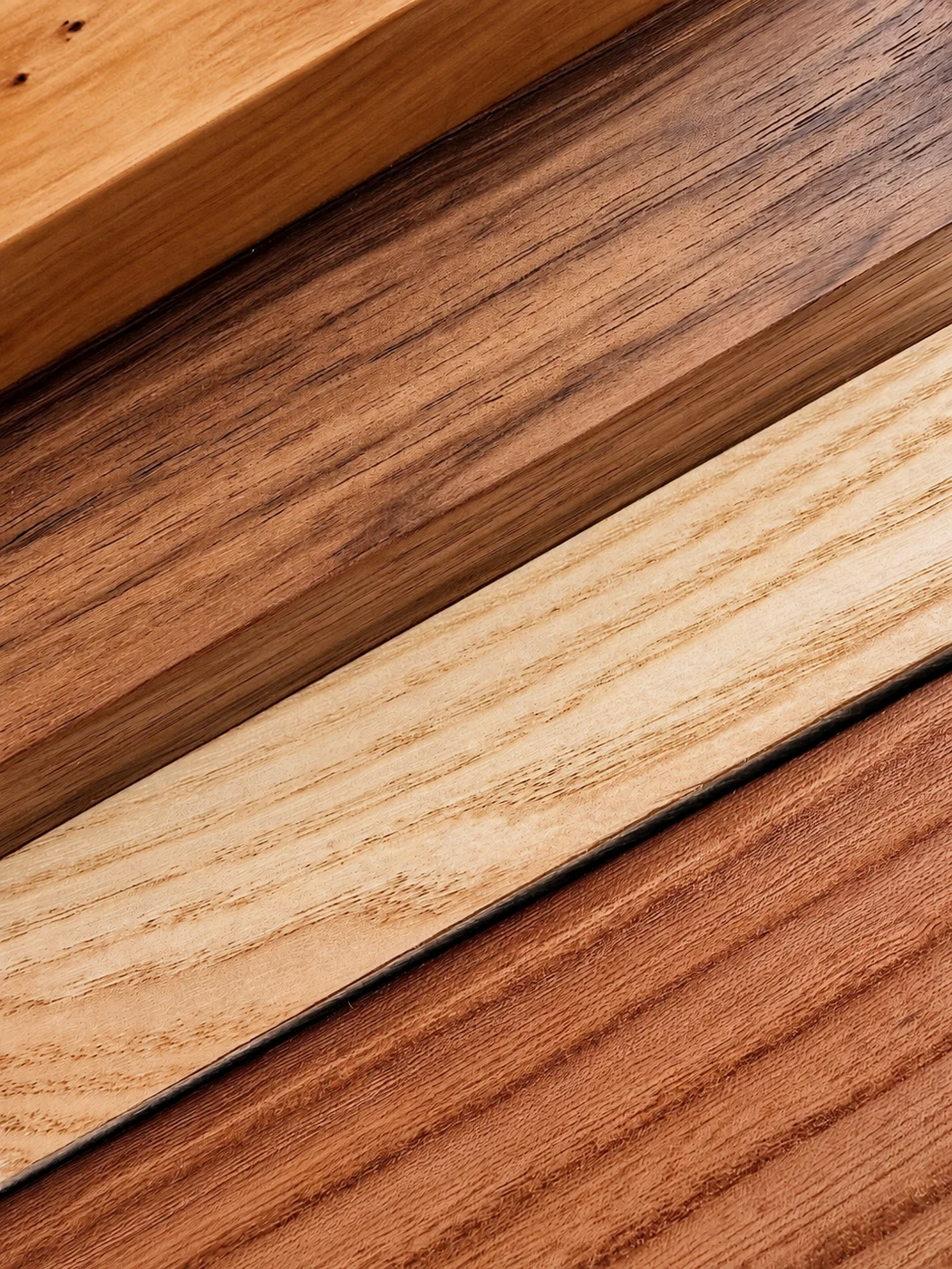 Detail ausgewählter Hölzer mit natürlicher Maserung bei EDELHIRSCH